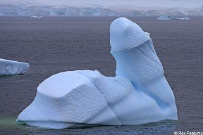 iceberg con forma curiosa