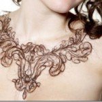 Kerry Howley y sus collares de cabello humano