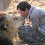 Las compañías peligrosas de Kevin Richardson, el hombre amado por los leones.